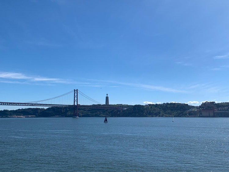 Im Auslandssemester in Lissabon am Fluss Tejo spazieren gehen
