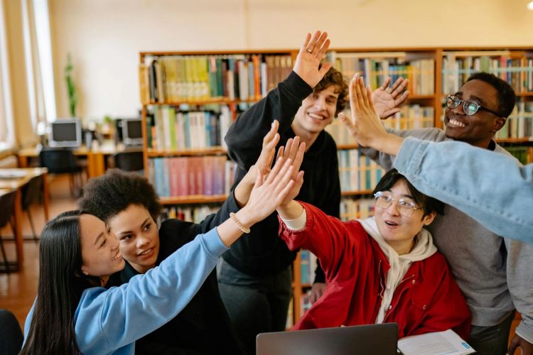 Glückliche Studenten geben High-Five