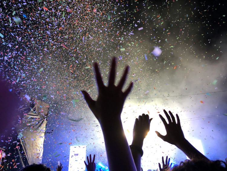 silvesterbraeuche konfetti regen